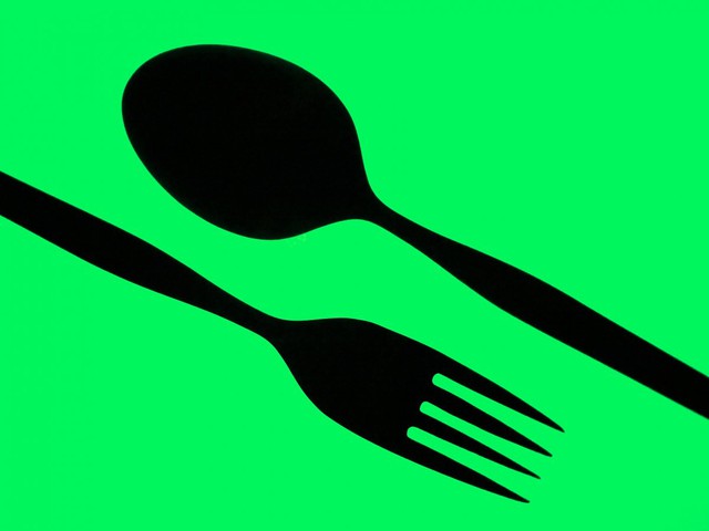  12. Muỗng (thìa) và nĩa – Hai dụng cụ nhà bếp này đã xuất hiện trên bàn ăn của gia đình từ hàng ngàn năm trước và đến giờ vẫn thực hiện tốt nhiệm vụ của mình. 