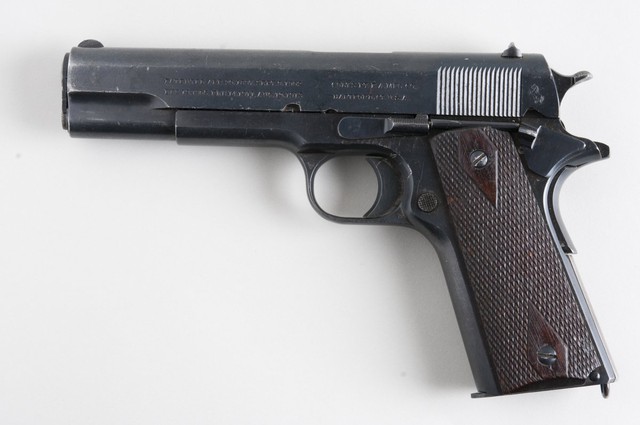  13. Súng Colt M-1991 – Gần như tất cả mọi khẩu súng ngắn ngày nay đều lấy ý tưởng từ Colt 1911, về cả tính năng lẫn thiết kết. Đây chính là tiêu chuẩn vàng của súng ngắn. 