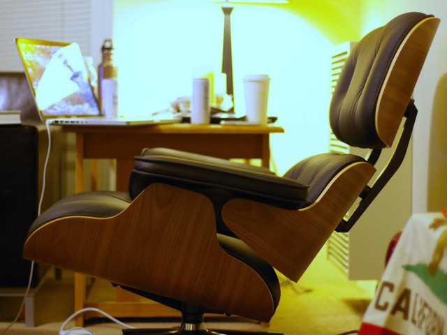  16. Ghế salon của Eames – Sự kết hợp của da và gỗ là những gì đã giúp sản phẩm của Eames trở thành một biểu tượng mà rất nhiều người nhận ra. 
