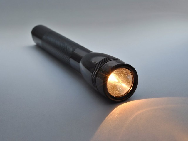  17. Đèn pin Maglite – Chưa bao giờ có một chiếc đèn pin nào có thể so sánh với Maglite về độ bền và chất lượng, Rohles giải thích. Đây là một tiêu chuẩn dùng để đánh giá các loại đèn pin khác. 