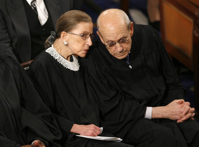  Thẩm phán Ruth Bader Ginsburg và Stephen Breyer của Tòa án tối cao Mỹ. 