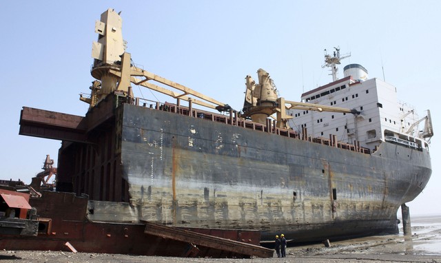  Tàu được tháo dỡ tại Alang, Ấn Độ. 
