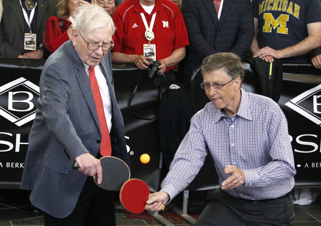  Bill Gates chơi bóng bàn cùng Warren Buffett 
