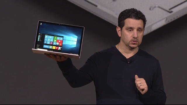  Panos Panay đang giới thiệu chiếc Surface Book. 