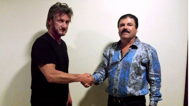 Sean Penn và El Chapo bắt tay nhau trong buổi gặp mặt phỏng vấn.