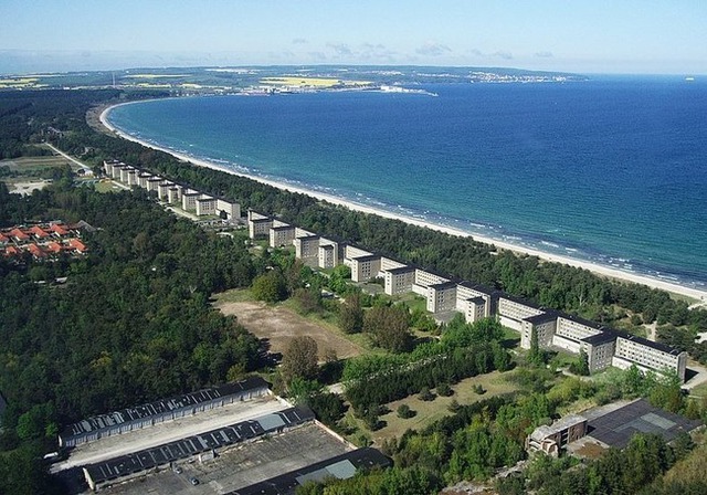  Khách sạn trải dài 3 dặm tương đương 5km và cách bãi biển 150m. 