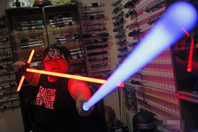 
Xuất thân là một kỹ sư quang học, nhưng vì đam mê Star Wars mà bây giờ mở một cửa hàng chuyên chế tạo Lightsaber
