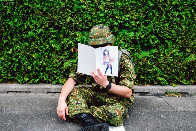 
Một nam nhân trong trang phục quân đội đang cầm trên tay cuốn manga đậm tính loli. Được biết số người nghiền loli ở Nhật Bản hiện nay là 15%

