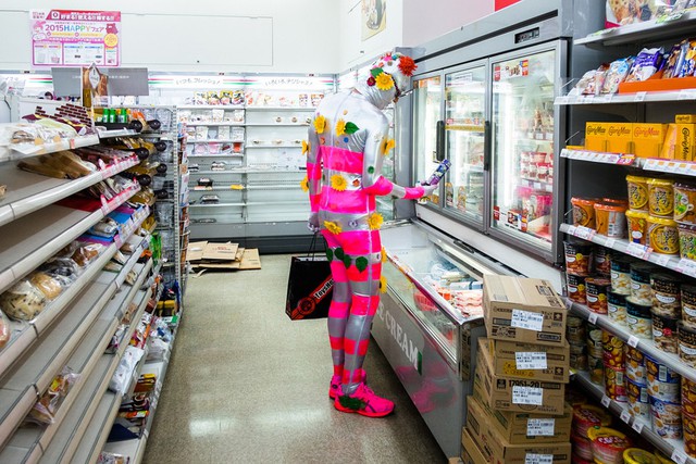 
Khi đi siêu thị hay dạo quanh đường phố Nhật Bản, ta thường bắt gặp những cảnh tượng kỳ quái như này, đó là lẽ bình thường
