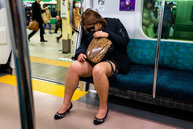 
Một nữ hán tử ngủ gục trên tàu điện ngầm
