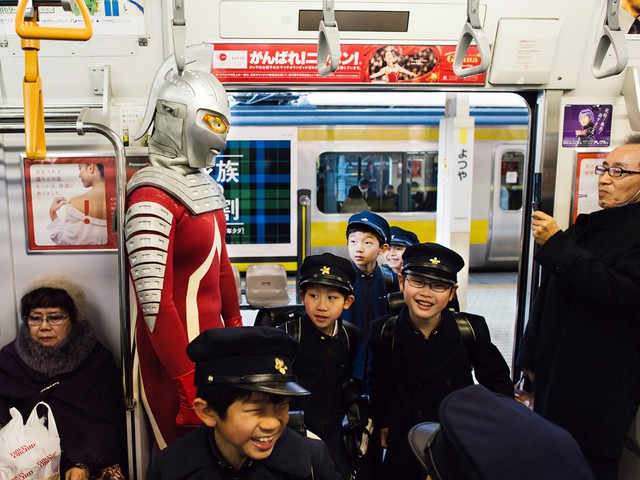 
Ultraman Seven xuât hiện ở tàu điện ngầm được sự chú ý của các em tiểu học sinh
