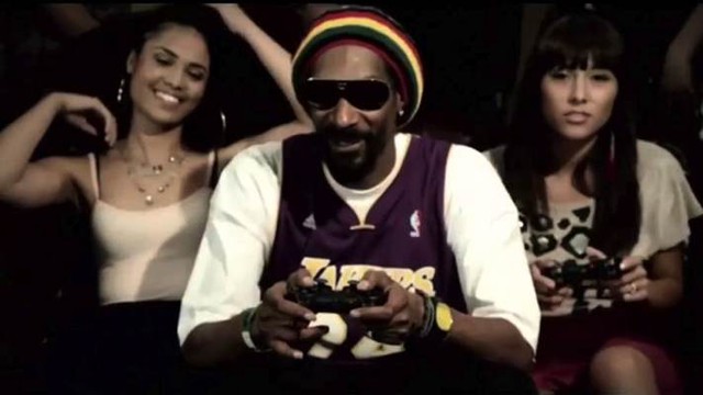  Snoop Dogg rất thích chơi game với người đẹp 