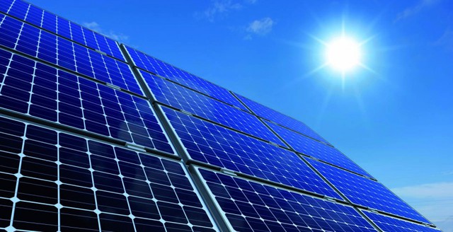  Những tấm pin năng lượng mặt trời là một giải pháp cho khủng hoảng năng lượng ở nhiều nước trên thế giới 