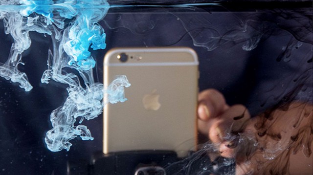  Lu Jun chụp ảnh màu tan trong nước bằng iPhone rồi xử lý trên iMac để tạo tranh vẽ. 