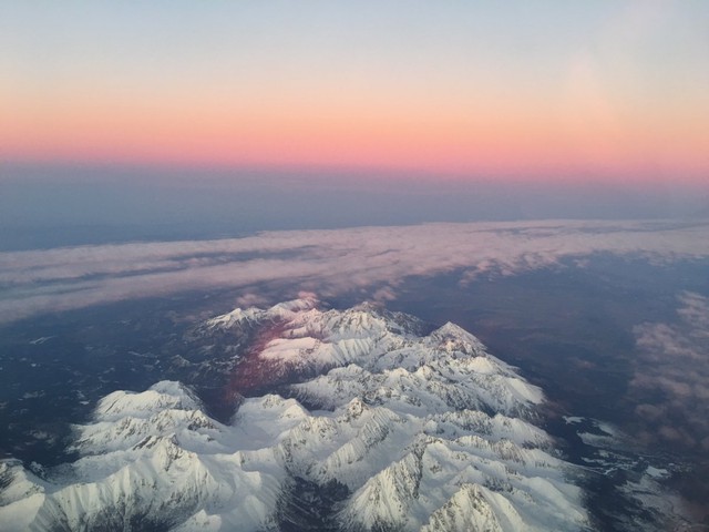  Hoàng hôn trên dãy núi Tatra Mountains, đường bay từ Warsaw đến Budapest, Hungary. Ảnh: Phi công Emmanuel Grzegorzko. 