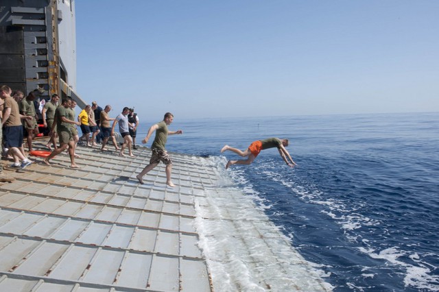  Thủy thủ và lính thủy đánh bộ tàu USS Fort McHenry đang nhảy từ đuôi tàu xuống vùng biển Địa Trung Hải. 