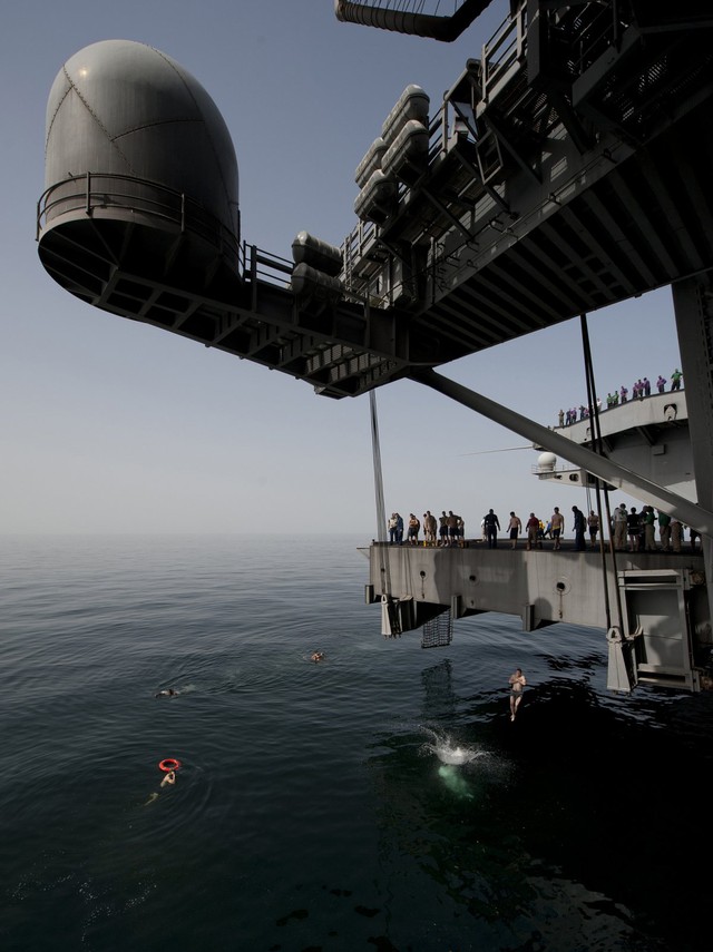  Các thuyền viên nhảy từ tàu sân bay hạng Nimitz - USS Carl Vinson để tận hưởng làn nước trong xanh của biển Bắc Ẩ Rập. 