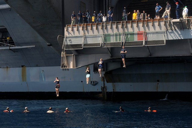  Các thủy thủ - bất kể nam nữ của tàu USS Dwight D. Eisenhower đều rất hào hứng tham gia swim call tại biển Bắc Ả Rập. 