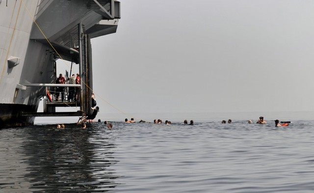 Thủy thủ tàu USS Carl Vinson tổ chức swim call trên vùng biển Ả Rập. 