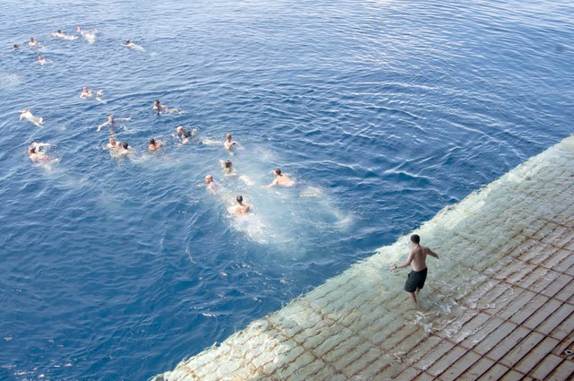 Thủy thủ và lính thủy đánh bộ trên tàu USS Essex tung tăng bơi lội ở biển Celebes. 