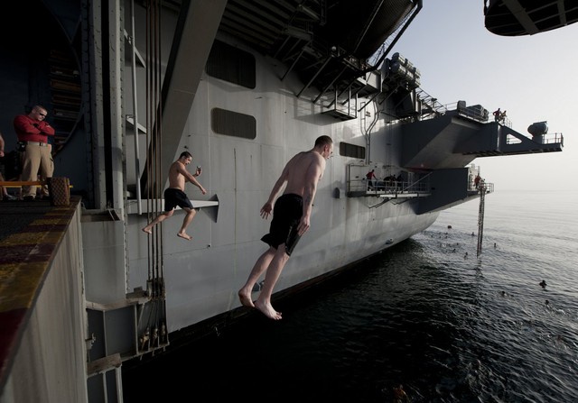  Các thủy thủ tàu USS Carl Vinson đang thực hiện swim call ở vùng biển Địa Trung Hải. 