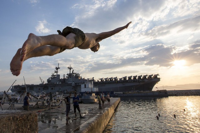  Lính thủy của tàu USS Kearsarge trầm mình xuống vùng biển Aqaba, Jordan 