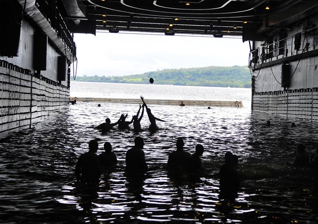  Các lính thủy của tàu USS Cleveland đang chơi bộ môn bóng bầu dục phiên bản dưới nước ngoài khơi bờ biển Espiritu Santo, Vanuatu. 