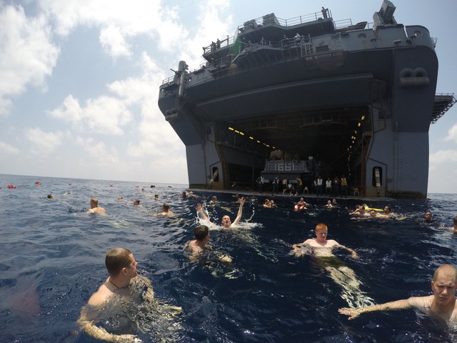  Thủy thủ và lính thủy tàu USS Iwo Jima đang tận hưởng làn nước xanh mát của vùng Vịnh Aden. 