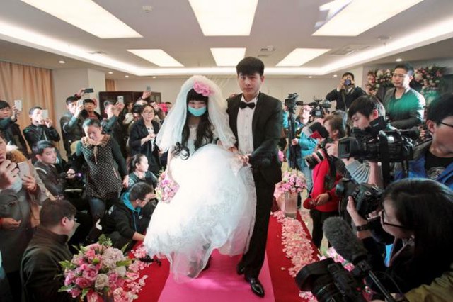  Fan Huixiang (trái), một bệnh nhân ung thư 25 tuổi làm lễ cưới khi đang điều trị tại bệnh viện 