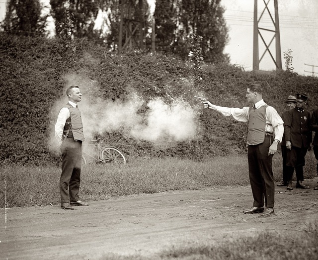  Tấm ảnh nổi tiếng chụp cảnh thử áo giáp chống đạn tại Washington, D.C. tháng 9 năm 1923. 