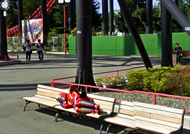  Trong những bức ảnh Street View có sự xuất hiện của rất nhiều nhân vật thú vị. Đây là một siêu nhân Gao đang nghỉ trưa. 