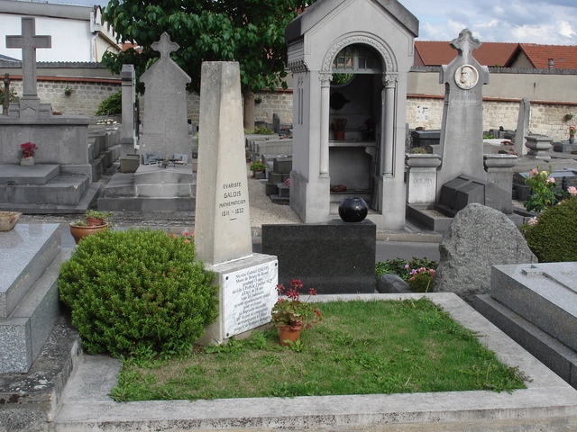  Đài tưởng niệm nhỏ của Évariste Galois, địa điểm chính xác nơi mộ của ông hiện vẫn còn là bí ẩn. 