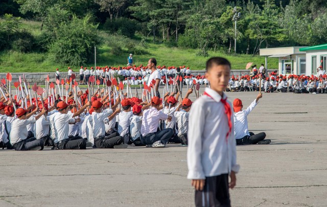  Các sinh viên tập luyện ngoài trời tại Bình Nhưỡng. 