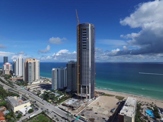  Tòa nhà 60 tầng, chiều cao gần 200 mét này nằm ngay trước Bãi biển Sunny Isles. 