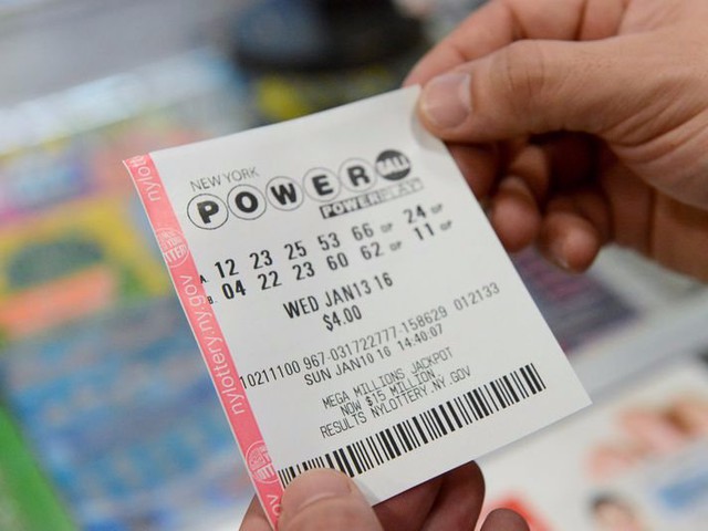  Một người cầm trên tay tờ vé số Powerball. 