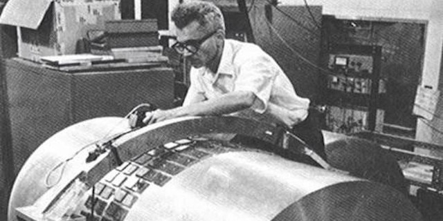  Joseph Weber và thiết bị của mình những năm 1960 