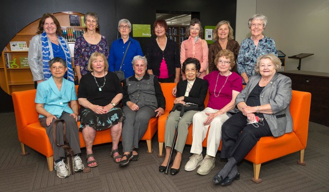  Những người phụ nữ NASA trong một buổi đoàn viên sau bao nhiêu năm 
