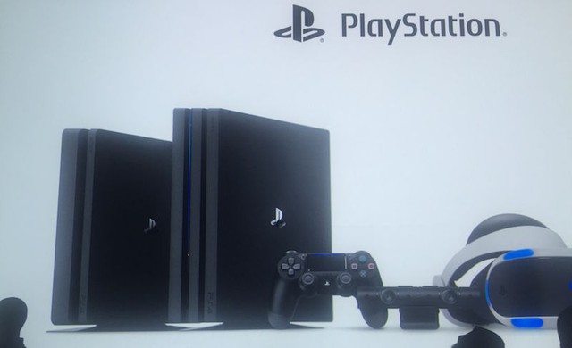 
PS4 Pro (phải) bên cạnh phiên bản cũ (trái).
