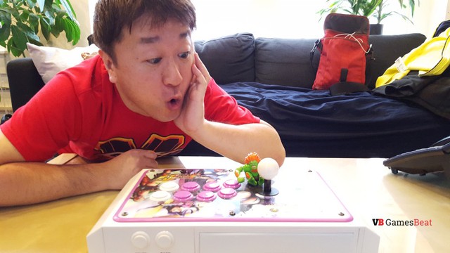 
Nhà thiết kế Ono Yoshinori đang trầm trồ trước kỹ năng của mini Blanka ở Street Fighter V
