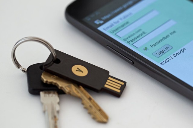 Xác thực bằng NFC với Yubikey NEO.