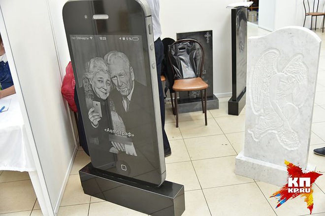 
Chiếc bia mộ tại triển lãm thu hút sự quan tâm của báo chí Nga
