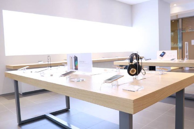  Đây là những chiếc bàn gỗ trưng bày sản phẩm phía trong Mi Store. Nhìn vào hình ảnh này, nhiều người cho rằng Xiaomi đang học theo đúng phong cách của Apple. 