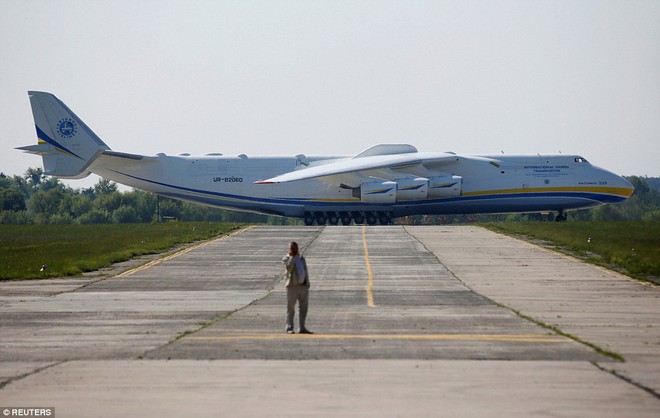  Ảnh chụp từ xa máy bay lớn nhất thế giới với 42 bánh và sải cánh dài 88 mét, dài hơn 20 mét so với chiếc Boeing 747. 