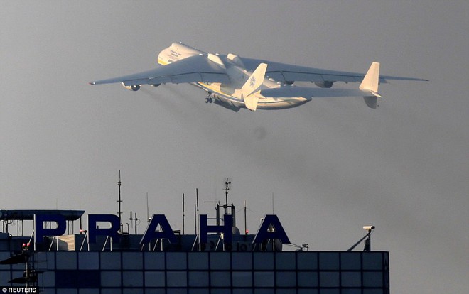  Bức ảnh chụp khoảnh khắc chiếc máy bay rời khỏi sân bay Václav Havel, Prague và trên đường tới sân bay Perth, Tây Úc. 