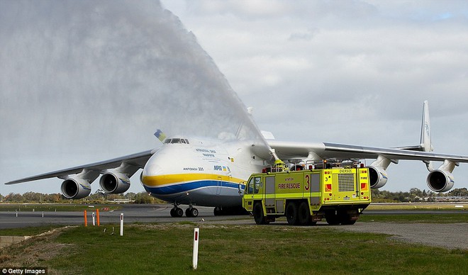  Antonov AN-225 Mriya được xe bồn chào đón sau chuyến hành trình dài từ Trung Âu đến nước Úc xa xôi. 