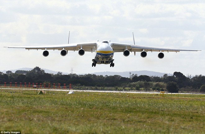  Hàng nghìn người tập trung tại sân bay Perth để chứng kiến chiếc máy bay Antonov AN-225 Mriya (ảnh) trong sự kinh ngạc trước hình dáng choáng ngợp của nó. 