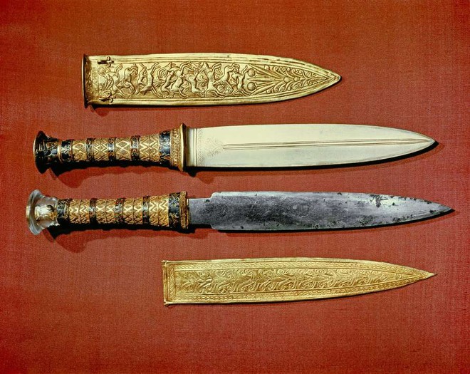  Hai con dao được chôn cùng vua Tut, ở trên là con dao bằng vàng và ở dưới là con dao bằng sắt - một thứ còn quý hơn vàng vào thời đó. 