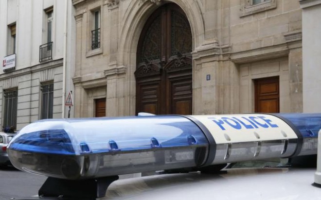  Một chiếc xe cảnh sát đỗ bên ngoài trụ sở Google tại Paris. 