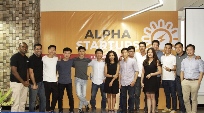  CEO 1337 Ventures Bikesh Lakhmichand (thứ hai từ trái sang) cùng các startup Việt tại Alpha Startups đợt 1 vừa qua 