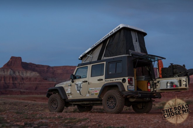  Tôi thử vận hành chiếc xe bằng cách đi cắm trại và offroad vài tuần quanh Moab, bang Utah. Phần nóc xe đã hoàn toàn biến chiếc Jeep trở thành một đồ vật khác lạ. 